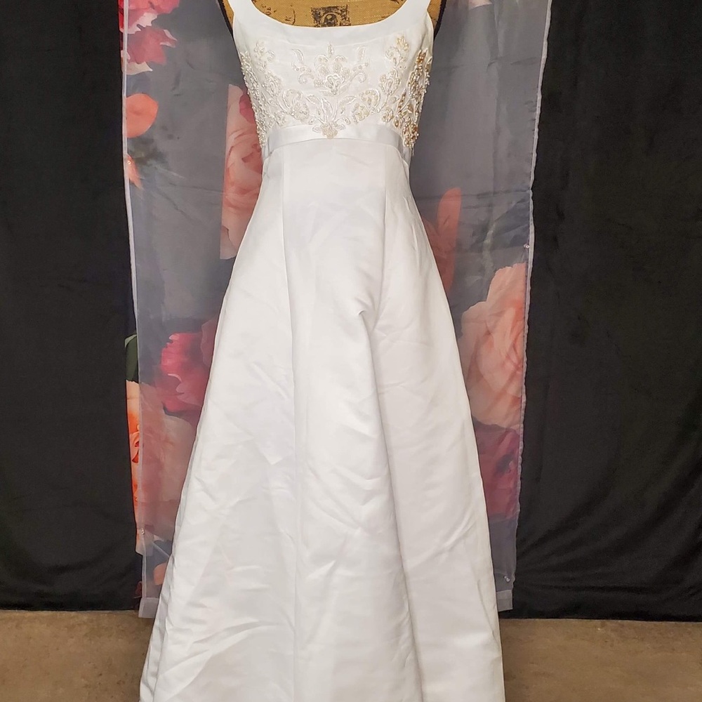 Elegant Sleeveless Gown with embroiled details. size 12. See photos.